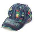 Casquette de baseball en jean bleu foncé délavé avec coutures arc-en-ciel et déchirures - Taille Unique(Réglable) / Style Bleu Délavé avec Détails Distressed Colorés(C)