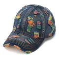 Casquette de baseball en jean bleu foncé délavé avec détails effilochés arc-en-ciel - Taille Unique(Réglable) / Style bleu foncé délavé avec détails usés colorés(D)