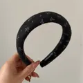 Handgefertigtes Haarband aus schwarzer Wolle mit Blumenmuster für hohen Haaransatz - Blumiges Stirnband / Schwarz Blumig