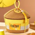 Gevlochten geschenkmand met kwastjes en maanfeestbedeltjes in geel en bruin - Geel Katoen Geweven Stijl