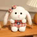 Detailansicht eines weißen Plüschhasen mit karierter Schleife und weichem Langhaarstoff - Kaninchen / Weiß