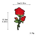 Rode roos geborduurde patch voor kleding met afmetingen 7 cm bij 13,3 cm - Middelgrote Rode Roos Stijl(GZ-726)