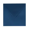 Dunkelblauer quadratischer Briefumschlag aus Perlmuttpapier mit V-Klappe auf weißem Grund - Dunkelblau Quadratisch (16x16cm)