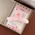 Pince à cheveux en peluche rose de 12 cm dans une boîte à bijoux en bois - 11.5cm Rose