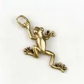 Detailansicht eines Froschanhängers aus Messing mit Kletterpose und Aufhängeöse - Kriechender Frosch