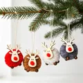Dettaglio di renne di peluche colorate appese a un ramo di un albero di Natale - Renna in Lana di Agnello Stili Rosso/Grigio/Bianco/Marrone