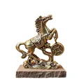 Détail d'une figurine de cheval en laiton avec motifs de pièces sur socle en pierre - Cheval marchant sur des pièces