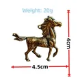 Détail de la statue de cheval taille 4,5x4cm et poids 20g en finition laiton - Cheval courant