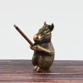 Dettaglio di un porta incenso a forma di capibara color ottone su base in legno decorativa - Porta Incenso Stile Capibara