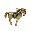 Dettaglio di un ciondolo a forma di cavallo in ottone vintage con finitura antica e gancio - Cavallo dello Zodiaco