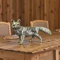 Detailansicht einer Retro-Fuchsfigur aus Messing mit feiner Fellstruktur auf Holz - Kleiner Wolf