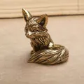 Detailansicht der Fellstruktur und Vintage-Metalloberfläche der Fuchsminiatur-Skulptur - Sitzender Fuchs