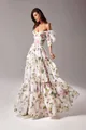 Robe longue à fleurs avec licou et jupe à plusieurs niveaux en blanc et violet - Style robe longue florale rose et violette