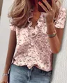 Camicetta rosa a maniche corte con motivo floreale bianco e scollo a V con volant - Taglia S / Top / fiori rosa