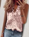 Camicetta rosa a fiori senza maniche da donna con scollo a V a balze e jeans blu - Taglia S / Top / fiori rosa