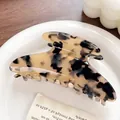 Large acetate hair claw clip featuring a classic leopard tortoiseshell pattern - Beige Tortoise Shell