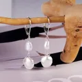 Silberne Ohrhänger mit zwei unregelmäßigen natürlichen weißen Süßwasserperlen - Ein Paar / Silber
