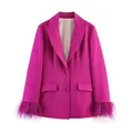 Detail eines fuchsiafarbenen Blazers mit Federmanschetten und steigendem Revers - XS / Tops / Rosenrot