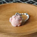 Mignon porte-clés cochon en peluche rose avec texture douce et chaîne à billes blanche - Cochon Rose faisant un signe