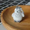Porte-clés pingouin mignon en peluche floquée blanche et grise avec anneau argent - Pingouin avec les mains en bas