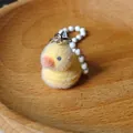 Porte-clés poussin jaune floqué avec bec orange et anneau en métal argenté brillant - Petit Canard