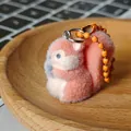 Porte-clés écureuil en peluche rose et blanc avec chaîne à perles orange et anneau - Petit Écureuil