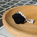 Porte-clés étoile en peluche noire avec chaîne à billes blanche sur plateau en bois - Cochon Noir Floqué