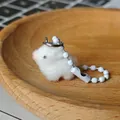 Mignon porte-clés souris floqué blanc avec chaînette sur plateau en bois - Cochon Blanc Floqué