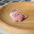 Porte-clés animal en peluche rose avec chaîne à billes sur plateau en bois - Cochon Brun Floqué