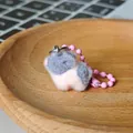 Porte-clés animal floqué rose et bleu avec chaîne à billes sur plateau en bois - Cochon Gris et Blanc Floqué