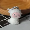 Porte-clés alpaga en peluche blanc avec chaînette argentée sur plateau en bois - Agneau qui regarde en arrière