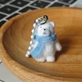 Porte-clés ours polaire floqué blanc avec écharpe bleue et détail de chaîne à perles - Ours Polaire avec Écharpe (Gauche)