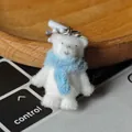 Porte-clés mini ours en peluche blanc avec écharpe bleue et texture floquée douce - Ours Polaire avec Écharpe (Droite)