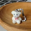 Porte-clés ours floqué blanc mignon avec nœud rose et chaîne sur plateau bois - Petit ours blanc