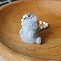 Porte-clés lapin en peluche gris clair avec fourrure douce et chaîne argentée - Chat Gris