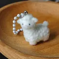 Mignon porte-clés agneau en peluche blanche avec chaîne à billes sur plateau bois - Mignon Agneau