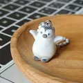 Porte-clés pingouin floqué mignon en blanc et gris avec chaîne à billes blanche - Pingouin avec main levée
