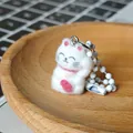 Porte-clés chat porte-bonheur floqué blanc mignon avec texture en peluche et perles - Chat porte-bonheur