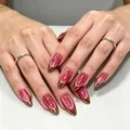 Détail d'ongles amande œil-de-chat roses avec pointes dorées et bague en argent - French Rose Foncé Œil de Chat Doré (AW610)
