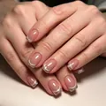 Détail d'ongles en amande rose nude avec des pointes French pailletées argentées et brillantes - French Rose Nude Paillettes Argent (CW935)