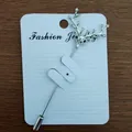 Detailansicht der silbernen Geweih-Anstecknadel mit funkelnden Kristall-Strasssteinen - Silberner Hirschkopf-Stil (Silberner Hirsch)