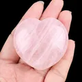 Pietra di quarzo rosa naturale a forma di cuore lucidata tenuta in mano con venature fini - Ornamento a cuore in quarzo rosa (Grande) / Rosa