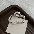 Pince à cheveux élégante en métal argenté avec un design creux irrégulier - Style Nuage Argent