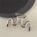 Pince à cheveux minimaliste en métal argenté avec vagues polies et ressort - Forme M Ondulée Argent