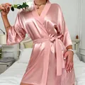 Bata corta de satén rosa con cinturón de lazo y elegantes borlas decorativas - S / Rosa