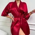 Bata de satén color burdeos con mangas medias y cinturón con flecos para mujer - S / Rojo