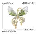 Détail de la broche papillon dorée aux ailes vertes, dimensions de 4,3x3,6 cm - Vert