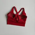 Soutien-gorge de sport rouge foncé à dos croisé avec bonnets rembourrés texturés - S / Hauts / Rouge Ancorra