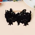 Bandeau bébé en dentelle florale noire délicate avec bande en nylon beige souple - Style Floral Noir