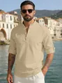 Détail d'une chemise en lin beige avec col officier et patte de boutonnage dans un cadre de plage - S / Kaki